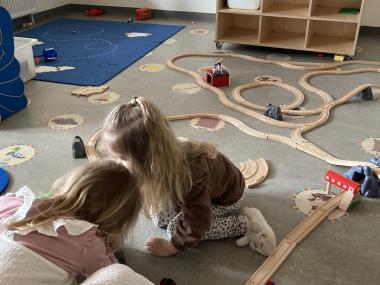Billede af børn der leger togbane
